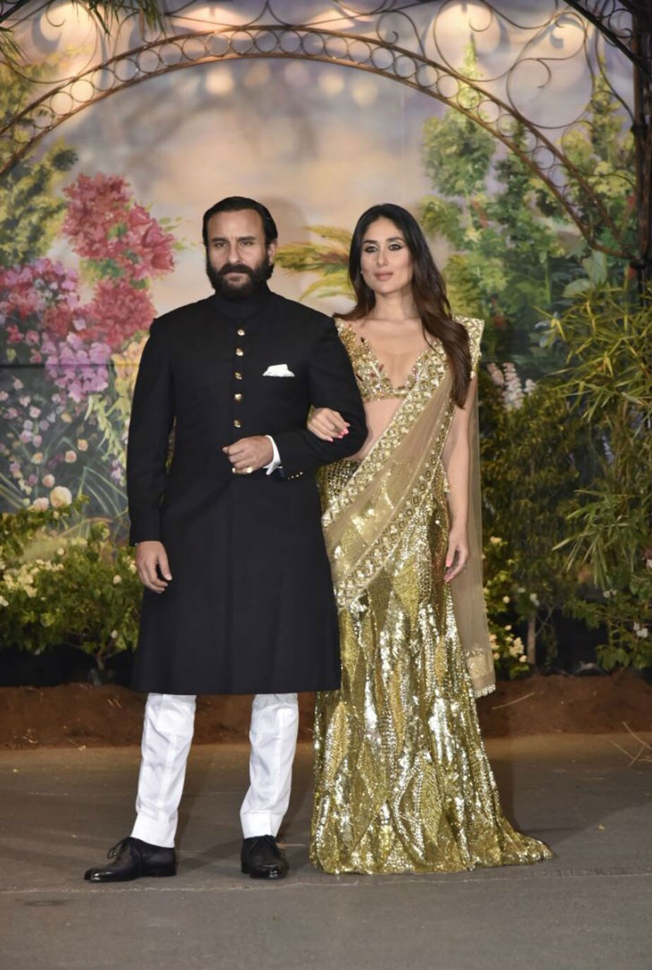 সোনম কাপুরের রিসেপশন পার্টিতে উপস্থিত ছিলেন করিনা কপূর খান, সেফ আলি খান, (Photo: Viral Bhayani) সোনম কাপুরের রিসেপশন পার্টিতে উপস্থিত ছিলেন করিনা কপূর খান, সেফ আলি খান, (Photo: Viral Bhayani)