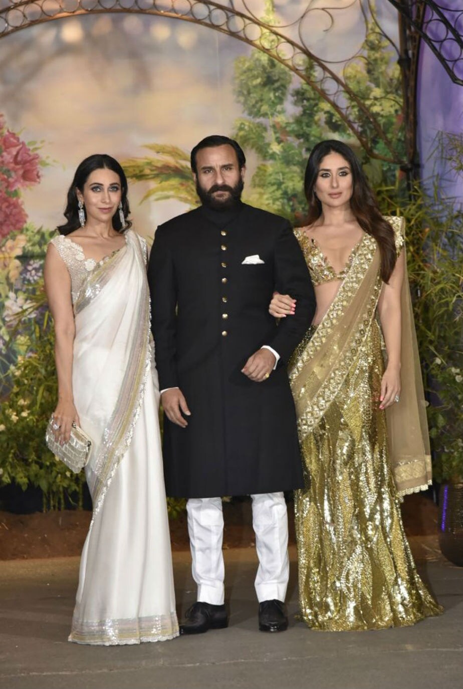 সোনম কাপুরের রিসেপশন পার্টিতে উপস্থিত ছিলেন করিনা কপুর খান, সেফ আলি খান, করিশ্মা কপুর (Photo: Viral Bhayani) সোনম কাপুরের রিসেপশন পার্টিতে উপস্থিত ছিলেন করিনা কপুর খান, সেফ আলি খান, করিশ্মা কপুর (Photo: Viral Bhayani)