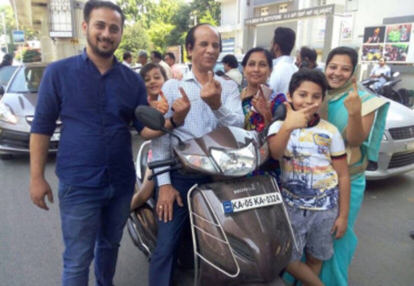 এ দিন সকাল সকালই ভোটার-রা বুথমুখী হয়েছেন ৷ ফলাফল ১৫ মে, ২০১৮ ৷ অপেক্ষার আর মাত্র ৩ দিন  (ছবি কামাল দেব)