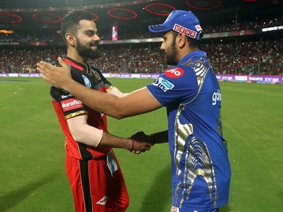 অনুষ্কার জন্মদিনে বিরাট সেলিব্রেশন ৷ ঘরের মাঠে মুম্বই ইন্ডিয়ান্সের বিরুদ্ধে জয় ছিনিয়ে নিল আরসিবি ৷ কেকেআর-এর কাছে হেরে কিছুটা চাপে পড়ে গিয়েছিল বিরাট ব্রিগেড ৷ এই জয় শেষপর্যন্ত অক্সিজেন জোগাল আরসিবি শিবিরকে ৷ মঙ্গলবার তারা ম্যাচ জিতল ১৪ রানে ৷ ১৬৮ রানের টার্গেট তাড়া করতে নেমে মুম্বই থামল ১৫৩-তে ৷ আরসিবি পেসারদের দাপটে চিন্নাস্বামীতে এই রানও তাড়া করতে ব্যর্থ নীতা আম্বানির দল ৷ এই ম্যাচ জিতে আইপিএলের প্লে-অফে ওঠার দৌড়ে এখনও টিকে থাকল রয়্যাল চ্যালেঞ্জার্স ব্যাঙ্গালোর। আট ম্যাচ খেলে কোহলিদের পয়েন্ট এখন ছয়। অন্য দিকে আট ম্যাচ খেলে মুম্বইয়ের সংগ্রহে ৪ পয়েন্টে। প্লে-অফে ওঠার রাস্তা ক্রমশই আরও কঠিন দেখাচ্ছে রোহিতদের। Photo Courtesy: IPL/BCCI অনুষ্কার জন্মদিনে বিরাট সেলিব্রেশন ৷ ঘরের মাঠে মুম্বই ইন্ডিয়ান্সের বিরুদ্ধে জয় ছিনিয়ে নিল আরসিবি ৷ কেকেআর-এর কাছে হেরে কিছুটা চাপে পড়ে গিয়েছিল বিরাট ব্রিগেড ৷ এই জয় শেষপর্যন্ত অক্সিজেন জোগাল আরসিবি শিবিরকে ৷ মঙ্গলবার তারা ম্যাচ জিতল ১৪ রানে ৷ ১৬৮ রানের টার্গেট তাড়া করতে নেমে মুম্বই থামল ১৫৩-তে ৷ আরসিবি পেসারদের দাপটে চিন্নাস্বামীতে এই রানও তাড়া করতে ব্যর্থ নীতা আম্বানির দল ৷ এই ম্যাচ জিতে আইপিএলের প্লে-অফে ওঠার দৌড়ে এখনও টিকে থাকল রয়্যাল চ্যালেঞ্জার্স ব্যাঙ্গালোর। আট ম্যাচ খেলে কোহলিদের পয়েন্ট এখন ছয়। অন্য দিকে আট ম্যাচ খেলে মুম্বইয়ের সংগ্রহে ৪ পয়েন্টে। প্লে-অফে ওঠার রাস্তা ক্রমশই আরও কঠিন দেখাচ্ছে রোহিতদের। Photo Courtesy: IPL/BCCI