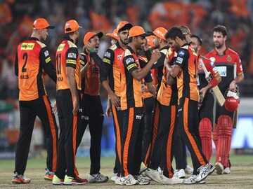 নাটকীয়ভাবে ম্যাচ হেরে আইপিএলে বিদায়ের মুখে বিরাটের আরসিবি