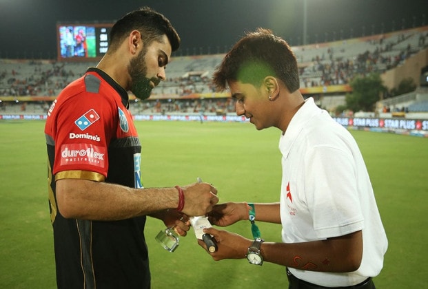 সানরাইজার্সের বিরুদ্ধে হারার ফলে ১০ ম্যাচে আরসিবির পয়েন্ট দাঁড়াল ৬। শেষ চারটে ম্যাচে জিতলেও কোহলিরা ১৪ পয়েন্টের বেশি তুলতে পারবেন না। নেট রান রেটের বিচারে তখন প্লে অফে যাওয়ার রাস্তা খোলা থাকলেও সে সম্ভাবনা অত্যন্ত ক্ষীণ ৷ তাই সোমবারই কার্যত বিদায় ঘটে গেল আরসিবির, তা বলে দেওয়াই যায়। অন্য দিকে, হায়দরাবাদ ১০ ম্যাচে ১৬ পয়েন্ট তুলে প্লে-অফ প্রায় নিশ্চিত করে ফেলল। Photo Courtesy: IPL/BCCI সানরাইজার্সের বিরুদ্ধে হারার ফলে ১০ ম্যাচে আরসিবির পয়েন্ট দাঁড়াল ৬। শেষ চারটে ম্যাচে জিতলেও কোহলিরা ১৪ পয়েন্টের বেশি তুলতে পারবেন না। নেট রান রেটের বিচারে তখন প্লে অফে যাওয়ার রাস্তা খোলা থাকলেও সে সম্ভাবনা অত্যন্ত ক্ষীণ ৷ তাই সোমবারই কার্যত বিদায় ঘটে গেল আরসিবির, তা বলে দেওয়াই যায়। অন্য দিকে, হায়দরাবাদ ১০ ম্যাচে ১৬ পয়েন্ট তুলে প্লে-অফ প্রায় নিশ্চিত করে ফেলল। Photo Courtesy: IPL/BCCI