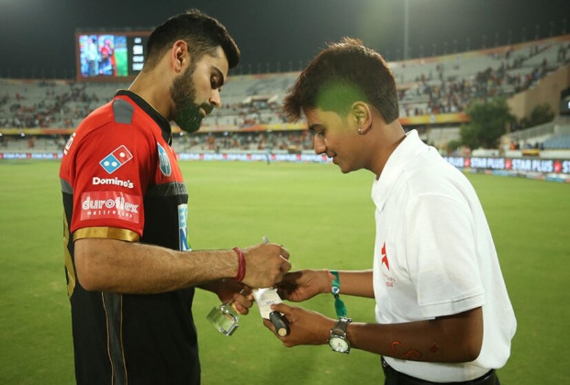  সানরাইজার্সের বিরুদ্ধে হারার ফলে ১০ ম্যাচে আরসিবির পয়েন্ট দাঁড়াল ৬। শেষ চারটে ম্যাচে জিতলেও কোহলিরা ১৪ পয়েন্টের বেশি তুলতে পারবেন না। নেট রান রেটের বিচারে তখন প্লে অফে যাওয়ার রাস্তা খোলা থাকলেও সে সম্ভাবনা অত্যন্ত ক্ষীণ ৷ তাই সোমবারই কার্যত বিদায় ঘটে গেল আরসিবির, তা বলে দেওয়াই যায়। অন্য দিকে, হায়দরাবাদ ১০ ম্যাচে ১৬ পয়েন্ট তুলে প্লে-অফ প্রায় নিশ্চিত করে ফেলল। Photo Courtesy: IPL/BCCI