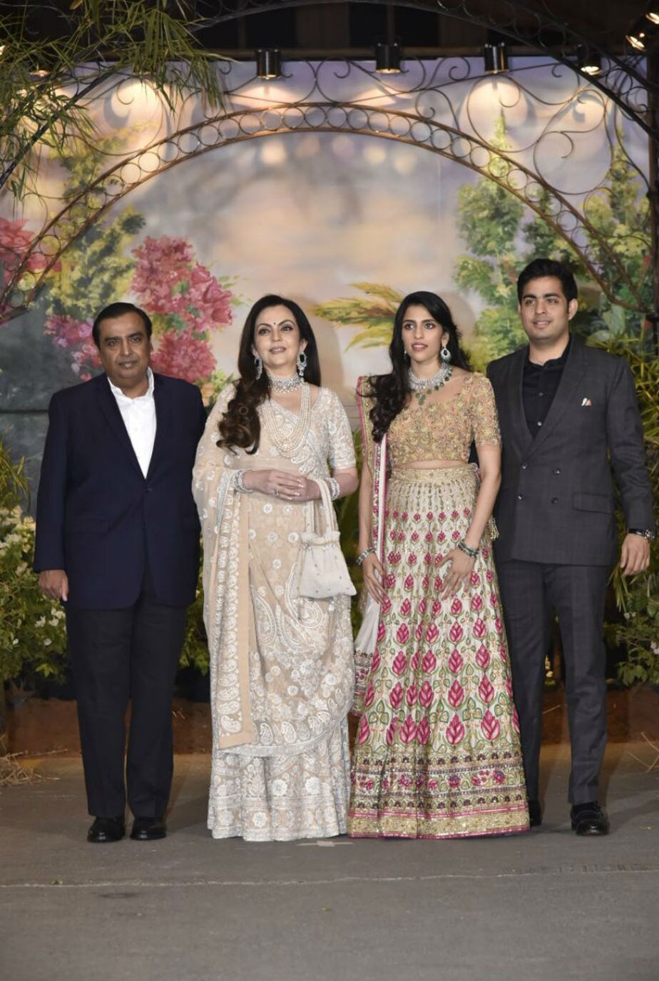উপস্থিত ছিলেন মুকেশ আম্বানি, নিতা আম্বানি, শ্লোক মেহতা এবং আকাশ আম্বানি (Photo: Viral Bhayani) উপস্থিত ছিলেন মুকেশ আম্বানি, নিতা আম্বানি, শ্লোক মেহতা এবং আকাশ আম্বানি (Photo: Viral Bhayani)