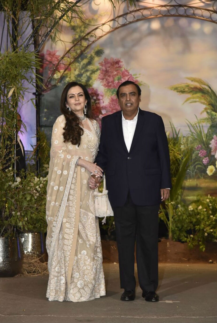 সোনম কাপুরের রিসেপশন পার্টিতে উপস্থিত ছিলেন নিতা আম্বানি এবং মুকেশ আম্বানি (Photo: Viral Bhayani) সোনম কাপুরের রিসেপশন পার্টিতে উপস্থিত ছিলেন নিতা আম্বানি এবং মুকেশ আম্বানি (Photo: Viral Bhayani)