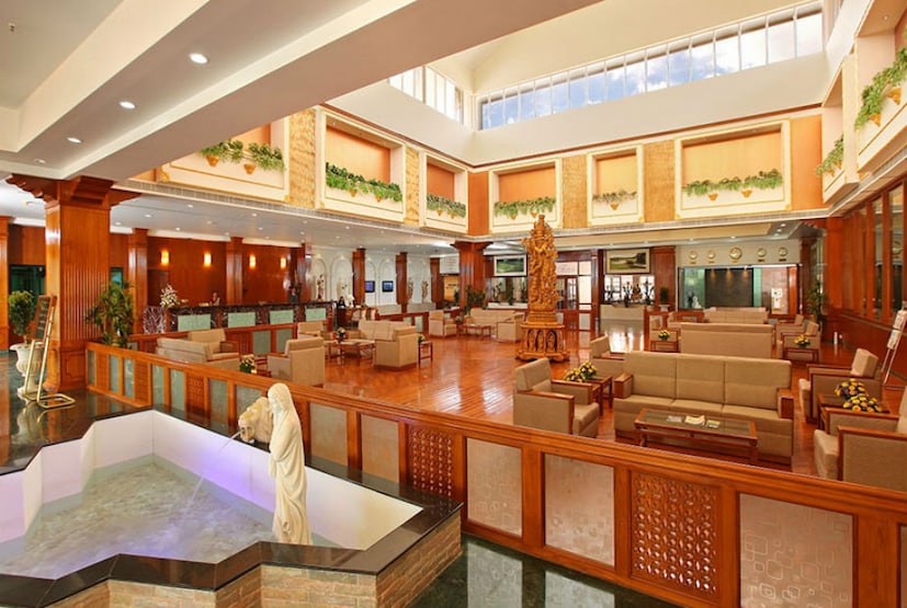 রিসোর্টের লবির ভিতর (Image: Eagleton India)