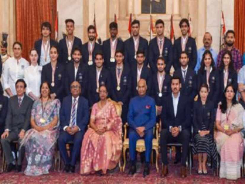ভারত রাষ্ট্রপতি রামনাথ কোবিন্দ ও তাঁর স্ত্রী সবিতা কোবিন্দ কমনওয়েলথ গেমস ২০১৮ –র পদক বিজয়ীদের সঙ্গে সাক্ষাৎ করলেন ৷ রাষ্ট্রপতি ভবনে আয়োজন করা হচ্ছিল সৌজন্য সাক্ষাৎকার ৷ (Image: PTI)