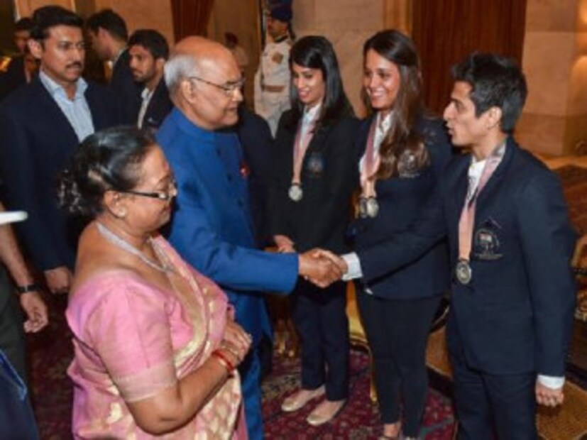 প্রেসিডেন্ট রামনাথ কোবিন্দ ও তাঁর স্ত্রী সবিতা কোবিন্দ স্কোয়াশে পদকজয়ীদের অভিনন্দন জানান ৷  (Image: PTI)