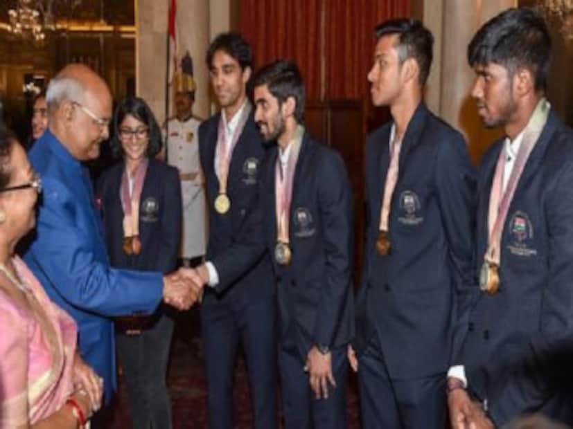 কমনওয়েলথে রূপো-র পদক জয়ী কিদম্বি শ্রীকান্তের সঙ্গে করমর্দন করেন রামনাথ কোবিন্দ ৷ ৷ (Image: PTI)