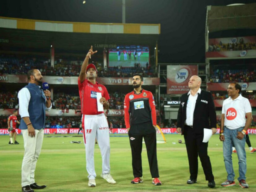 রয়্যাল চ্যালেঞ্জার্স ব্যাঙ্গালোর টসে জিতে প্রথমে ফিল্ডিং করার সিদ্ধান্ত নেয় ৷  ১৫.১ ওভারে মাত্র ৮৮ রানে অলআউট কিংস ইলেভেন পঞ্জাব। (Photo: Deepak Malik /SPORTZPICS for BCCI)