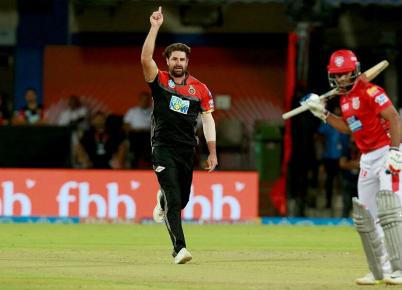 ব্যাঙ্গালোরের উমেশ যাদব ২৩ রান দিয়ে ৩ উইকেট নেন। ১টি করে উইকেট নেন সিরাজ, চাহাল, গ্র্যান্ডহোম ও মঈন আলী। (Photo: Rahul Gulati /SPORTZPICS for BCCI)