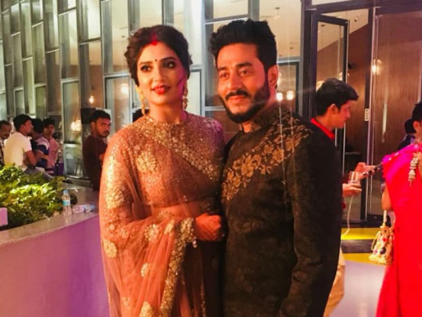 দীর্ঘ জল্পনার অবসান ঘটিয়ে অবশেষে বিয়েটা করেই ফেললেন পরিচালক রাজ চক্রবর্তী এবং অভিনেত্রী শুভশ্রী গঙ্গোপাধ্যায়। শুভদৃষ্টি, সাতপাক, মালাবদল, সিঁদুরদান— সব রীতি মেনেই বিয়ে হল এই তারকা জুটির। গতকাল আরবানায় ছিল রিসেপশন। (Photo: Raj Chakraborty/Facebook)