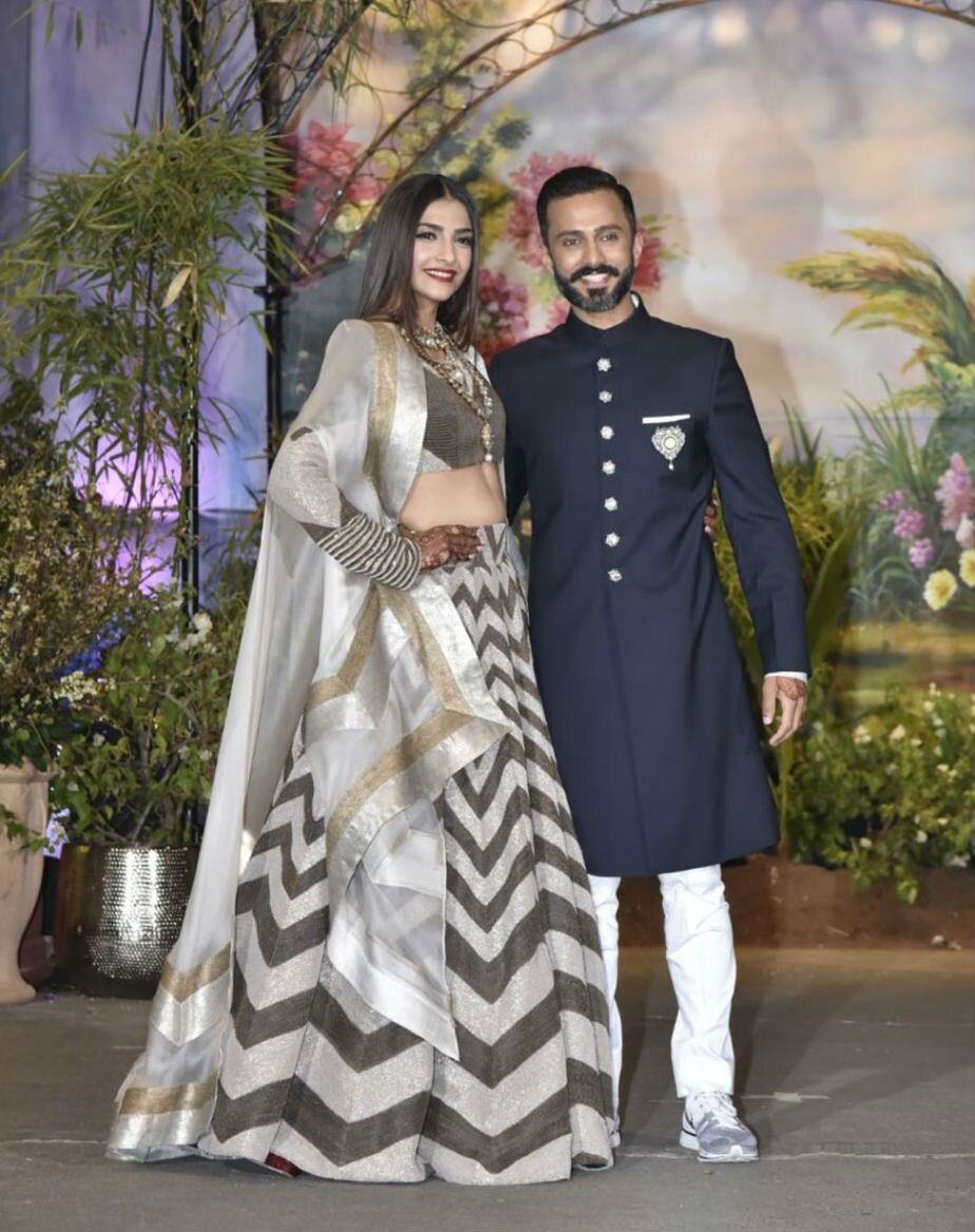 অনামিকা খান্নার লম্বা হাতা সাবেকি ব্লাউজ ও জ্যামিতিক ডিজাইনের ধূসর রঙের লহেঙ্গায় আলাদা করে নজর কাড়লেন সোনম কাপুর (Photo: Viral Bhayani) অনামিকা খান্নার লম্বা হাতা সাবেকি ব্লাউজ ও জ্যামিতিক ডিজাইনের ধূসর রঙের লহেঙ্গায় আলাদা করে নজর কাড়লেন সোনম কাপুর (Photo: Viral Bhayani)