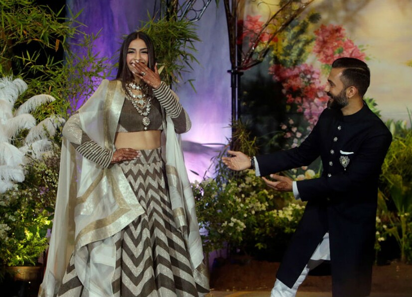 রিসেপশন পার্টিতে নববধূ সোনম কাপুরের সঙ্গে  আনন্দ আহুজা ৷ (Photo: AP)