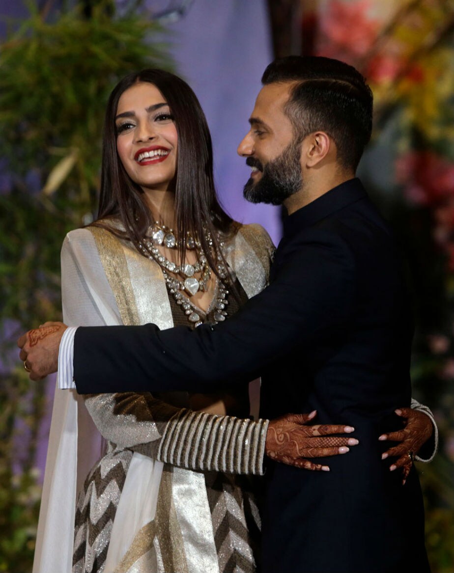 অন্যদিকে আনন্দ পরেছিলেন গাঢ় নীলরঙ্গের শেরওয়ানি ৷ তবে সবচেয়ে বেশি নজর কেড়েছিল আনন্দের পায়ের স্নিকার ৷ শেরওয়ানির সঙ্গে নিজের ব্র্যান্ডের জুতো পরেছিলেন তিনি ৷ (Photo: AP) অন্যদিকে আনন্দ পরেছিলেন গাঢ় নীলরঙ্গের শেরওয়ানি ৷ তবে সবচেয়ে বেশি নজর কেড়েছিল আনন্দের পায়ের স্নিকার ৷ শেরওয়ানির সঙ্গে নিজের ব্র্যান্ডের জুতো পরেছিলেন তিনি ৷ (Photo: AP)