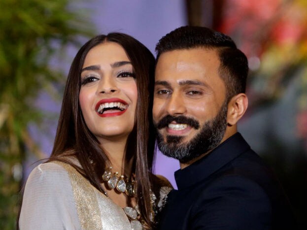 গাঁটছড়া বাঁধলেন সোনম কাপুর আর আনন্দ আহুজা ৷ শিখ রীতি মেনে তিন দিন ধরে চলল বিয়ের সমস্ত অনুষ্ঠান ৷ (Photo: AP) গাঁটছড়া বাঁধলেন সোনম কাপুর আর আনন্দ আহুজা ৷ শিখ রীতি মেনে তিন দিন ধরে চলল বিয়ের সমস্ত অনুষ্ঠান ৷ (Photo: AP)