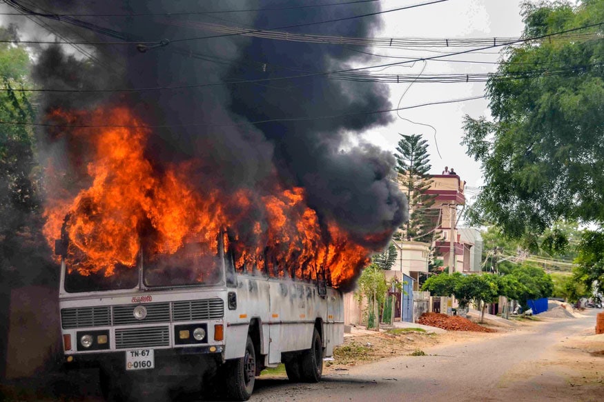 আচমকা বিক্ষোভকারীদের ওপর পুলিশ এলোপাথাড়ি গুলিতে চালা শুরু করে, এখনও অবধি ১২ জনের মৃত্যুর খবর মিলেছে ৷ (Photo: PTI) আচমকা বিক্ষোভকারীদের ওপর পুলিশ এলোপাথাড়ি গুলিতে চালা শুরু করে, এখনও অবধি ১২ জনের মৃত্যুর খবর মিলেছে ৷ (Photo: PTI)
