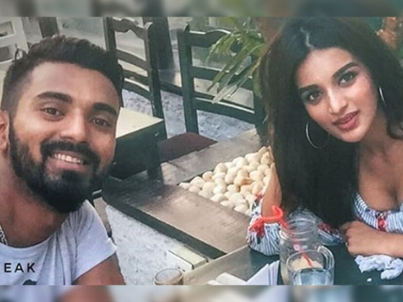 এই হট হ্যাপেনিং সেনশেসনের সঙ্গেই নাকি ডেটিংয়ে মজে ভারতীয় দলের তরুণ ক্রিকেটার কেএল রাহুল ৷ ইনস্টা-য় তাঁর এক ফ্যান পেজে দু‘জনের একান্ত সময়ের ছবি উঠে এসেছে ৷ Photo Courtesy – Cricketexplorer/ Instagram Handle 