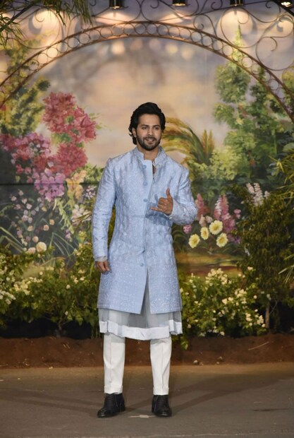 সোনম কাপুরের রিসেপশন পার্টিতে উপস্থিত ছিলেন বরুণ ধাওয়ান (Photo: Viral Bhayani) 