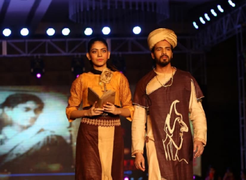 হাল ফ্যাশনের সব থিমই দেখা গেল এই শো-তে ৷ ঠাকুরবাড়ি-দ্য ইনসাইড স্টোরি, দ্য জুয়েল ইন দ্য ক্রাউন, মোক্স, চারুকথা, নেক্সাস, স্যাফরন ডিভাইনিটি, ওয়েডিং ট্রুসঁ, এলিসিয়ান, স্যাকরেড এসেন্স-এর মতো আরও অনেক আধুনিক থিমে ভরা এই শো ছিল জমজমাট ৷