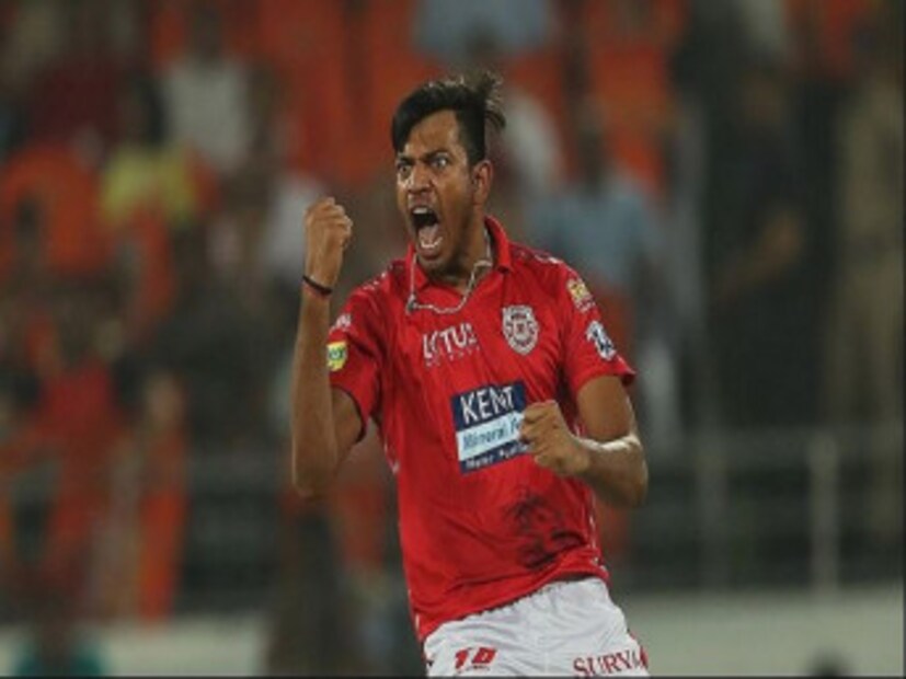 অঙ্কিত রাজপুত  কিংস ইলেভেন পঞ্জাব হয়ত আইপিএল প্লে অফে জায়গা করে নিতে পারেনি ৷ কিন্তু বোলারদের সেরা পারফরম্যান্সের তালিকায় একেবারে ওপরের দিকে জায়গা করে নিচ্ছে তাঁদের অঙ্কিত রাজপুতের বোলিং পারফরম্যান্স ৷ সানরাইজার্স হায়দরাবাদের বিরুদ্ধে ৪ ওভারে ১৪ রান দিয়ে ৫ উইকেট নেন তিনি ৷ নিজের ২৪ বলের মধ্যে ১৭ টি ডট বল করেছিলেন তিনি ৷ তাঁর শিকারের তালিকায় ছিল শিখর ধাওয়ান , উইলিয়ামসন, ঋদ্ধিমান সাহা, মণীশ পান্ডে –র মত তাবড় টপ অর্ডার ব্যাটসম্যানরা ৷ File Photo 