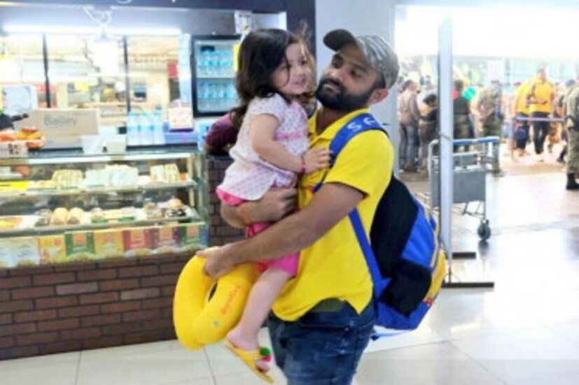 এদিকে দলের ক্রিকেটারদের সঙ্গে পরিবারও রয়েছে ৷ তারাও ক্রিকেটারদের সঙ্গেই পৌঁছে গেলেন জয়পুরে ৷ বিমান বন্দরেও চোখে পড়ল তাদের ফ্যামিলি টাইমের টুকরো ছবি ৷ ধোনি কন্যা তাঁর আঙ্কলের কোলে, ইমরান তাহির, মুরলী বিজয় নিজেদের পরিবারের সঙ্গেও ছবিতে ধরা দিলেন ৷ Photo Courtesy : CSK Twitter