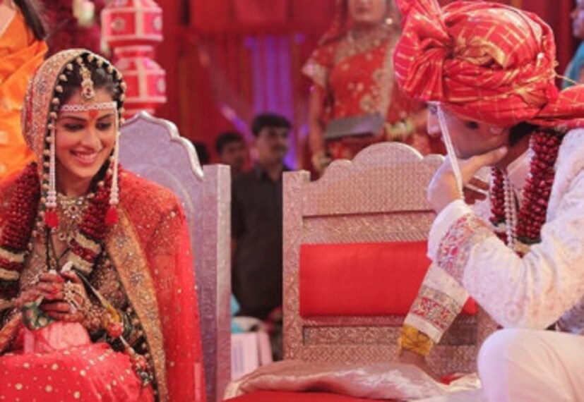 ট্রাডিশনাল লাল-সবুজ লেহঙ্গাতেই বিয়েতে নজর কেড়েছিলেন জেনেলিয়া। পরে দেওরের বিয়েতেও একই লেহঙ্গা পরে ট্রোলড হন তিনি। 