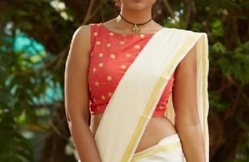 বোটনেক ব্লাউজ সবসময় ফ্যাশনের হিটলিস্টে। স্লিভলেস, কমলা সুতির মেটেরিয়ালে হলুদ র‍ং-এর নকশা করা। তবে, এই ব্লাউজটি একরঙা শাড়ির সঙ্গে পরবেন। Photo Source : youtube