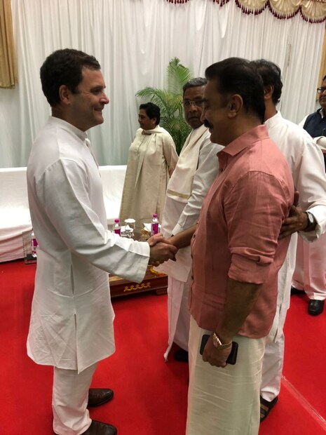 কুমারস্বামীর শপথগ্রহণ অনুষ্ঠানের পর কমল হাসান দেখা করলেন মোদি বিরোধীদের সঙ্গে ৷ রাহুল গান্ধির সঙ্গে কামাল হাসান (Photo: News18)