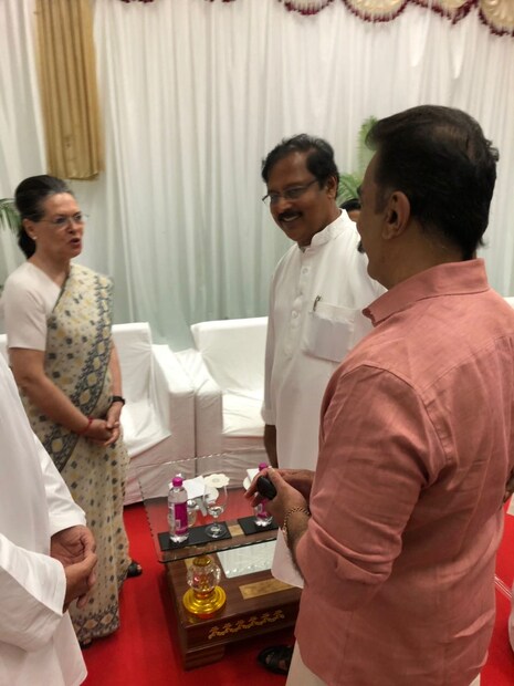 সনিয়া গান্ধির সঙ্গে কমল হাসান (Photo: News18)