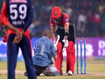 মহেন্দ্র সিং ধোনি বেশ কয়েকবার এই অবস্থার শিকার হয়েছেন তবে বিরাট কোহলি-র কাছে এটা নতুন অভিজ্ঞতা ৷ দিল্লি ডেয়ারডেভিলসের বিরুদ্ধে ম্যাচ চলাকালীন নিরাপত্তাবলয় ভেদ করে ঢুকে পড়েন মাঠে ৷ (AFP Image) মহেন্দ্র সিং ধোনি বেশ কয়েকবার এই অবস্থার শিকার হয়েছেন তবে বিরাট কোহলি-র কাছে এটা নতুন অভিজ্ঞতা ৷ দিল্লি ডেয়ারডেভিলসের বিরুদ্ধে ম্যাচ চলাকালীন নিরাপত্তাবলয় ভেদ করে ঢুকে পড়েন মাঠে ৷ (AFP Image)