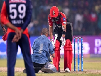 মাঠে ঢুকে বিরাটকে প্রণাম করেন তিনি ৷ ততক্ষণে নিরাপত্তাকর্মীরা মাঠের দিকে ছুটে আসছেন ৷ (AFP Image) মাঠে ঢুকে বিরাটকে প্রণাম করেন তিনি ৷ ততক্ষণে নিরাপত্তাকর্মীরা মাঠের দিকে ছুটে আসছেন ৷ (AFP Image)