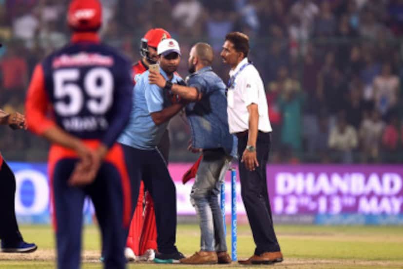 এই সুযোগে প্রণাম করার পাশাপাশি বিরাট কোহলির সঙ্গে সেলফিও তুলে নেন তাঁর ভক্ত ৷ (AFP Image)