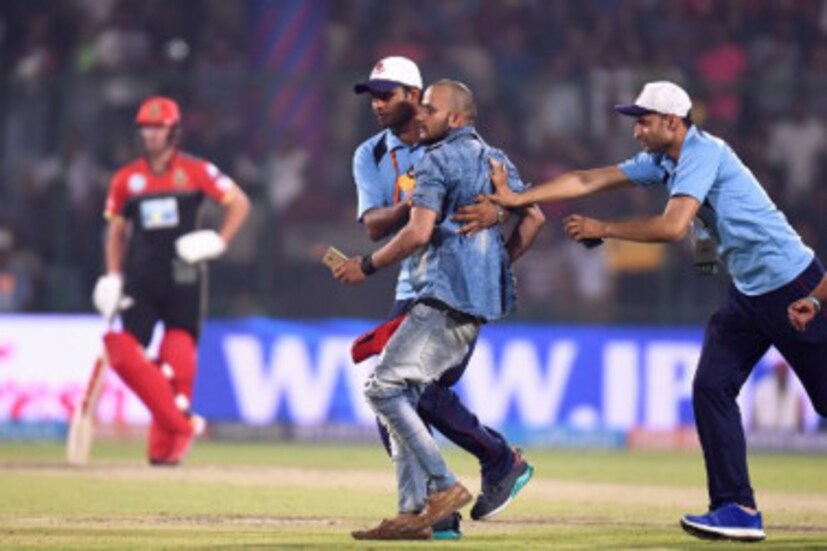নিরাপত্তারক্ষীরা এসে তাঁকে মাঠের বাইরে বার করে নিয়ে যান ৷ সোশ্যাল মিডিয়ায় ইতিমধ্যেই ভাইরাল ভিডিও ৷ যার ট্যাগ লাইনে লেখা হয়েছে এঁর ফ্যান হয় না ভক্ত হয় ৷ 