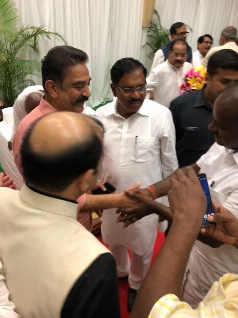 কুমারস্বামী অভ্যর্থনা জানালেন কমল হাসান  (Photo: News18)