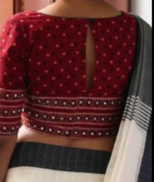 ব্লাউজের ক্ষেত্রে ফ্যাব্রিক ও প্রিন্ট খুব গুরুত্বপূর্ণ। এই ছাপাকে বলে, সাংনেরি। ব্লাউজের হাতে ও কোমরে বর্ডার দিয়ে এমব্রয়ডারি করা হয়েছে। সাদা কালো কম্বিনেশনের শাড়ির সঙ্গে মানানসই।  Photo Source : youtube