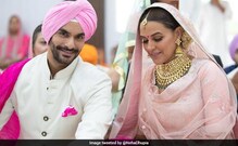 বর নাকি ভাই ! ২ বছরের ছোট অঙ্গদকে বিয়ে করে নেটিজেনদের খোঁচা খেলেন নেহা ধুপিয়া বর নাকি ভাই ! ২ বছরের ছোট অঙ্গদকে বিয়ে করে নেটিজেনদের খোঁচা খেলেন নেহা ধুপিয়া