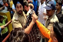 গণপ্রহার থেকে বাঁচাতে বুকের মধ্যে টেনে নিলেন মুসলিম যুবককে, শিখ পুলিশ অফিসারকে কুর্নিশ জানাল সোশ্যাল মিডিয়া গণপ্রহার থেকে বাঁচাতে বুকের মধ্যে টেনে নিলেন মুসলিম যুবককে, শিখ পুলিশ অফিসারকে কুর্নিশ জানাল সোশ্যাল মিডিয়া