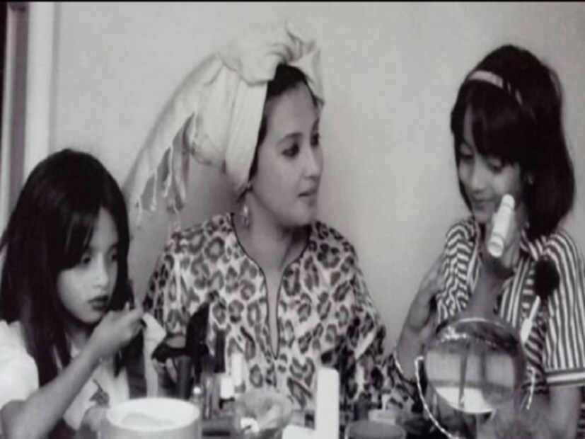  স্ক্রিনের লাস্যময়ী অভিনেত্রী কিন্তু বাড়িতে একেবারে ঘরোয়া ৷ মেয়েদের শাসন থেকে তাদের দেখভাল ৷ পুরোটাই আর পাঁচজন মায়ের মতোই নিয়ম করে সন্তান বড় করার দায়িত্ব পালন করেছেন মুনমুন সেন ৷ মা ও মেয়েদের  সম্পর্কও অত্যন্ত মধুর ৷ ছোটবেলার মায়ের সঙ্গে কাটানো সময়কে ফিরে দেখলেন রাইমা সেন ৷  Photo Courtesy:Instagram Handle/Raima Sen