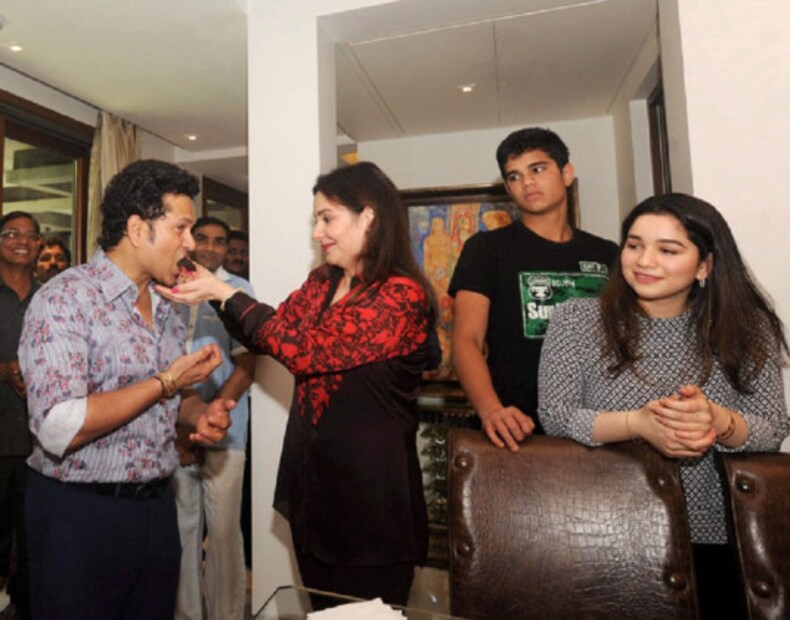 ১৯৯৭-এ প্রথম কন্যা সন্তান হয় তাঁদের৷ নাম রাখেন সানা৷ ১৯৯৯ হয় পুত্র সন্তান অর্জুন৷ Photo: Collected