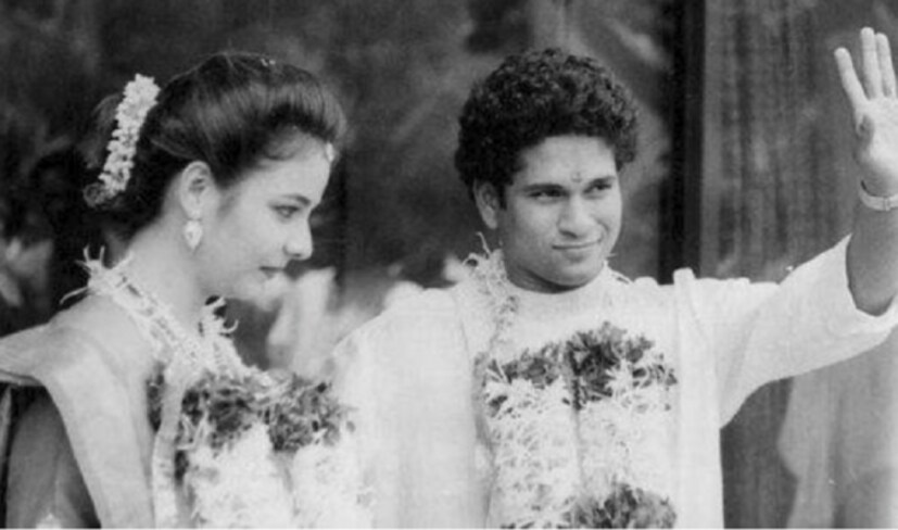 ৬বছরের ছোট সচিনের প্রেমে পড়তে একটুও দ্বিধা করেননি অঞ্জলি৷ বরং লাভ অ্যাট ফার্স্ট সাইট বলাই যেতে পারে! প্রথম সাক্ষাৎ মুম্বই বিমানবন্দরে৷ ম্যাচ খেলে ফিরছিলেন সচিন৷ অন্যদিকে মাকে আনতে বিমানবন্দরে গিয়েছিলেন অঞ্জলি৷ Photo: Collected