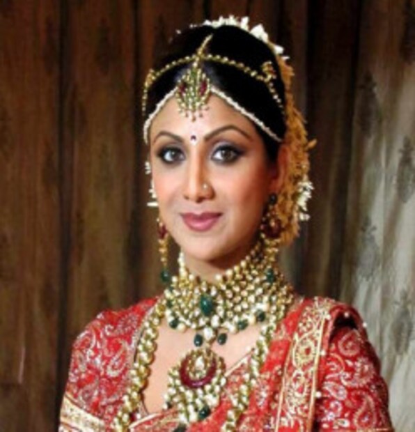 আপাদমস্তক দক্ষিণী সাজে সাজলেও ট্রাডিশনাল ভারী সিল্কের বদলে বিয়েতে শিল্পা শেঠি বেছে নিয়েছিলেন লাল ডিজাইনার শাড়ি। 