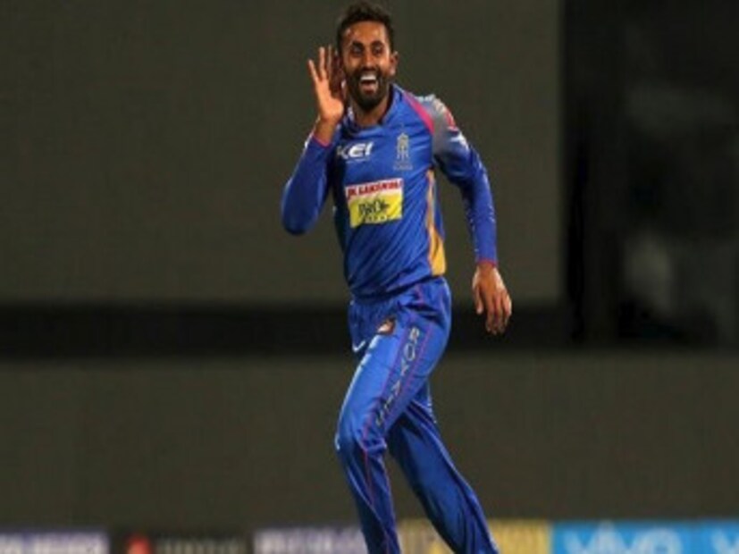 শ্রেয়স গোপাল  রয়্যাল চ্যালেঞ্জার্স ব্যাঙ্গালোরের বিরুদ্ধে রাজস্থান রয়্যালসের এই বোলারও বেশ দাপট দেখিয়েছিলেন ৷ ৪ ওভারে ১৬ রান দিয়ে ৪ টি উইকেট নিয়েছিলেন তিনি ৷ এদিন শ্রেয়সের জালে ধরা দিয়েছিলেন পার্থিব প্যাটেল, এবি ডিভিলিয়ার্স , মোয়েন আলি, মনদীপ সিং ৷ ২৪ বলের মধ্যে ১০ টি ডট বল করেছিলেন তিনি ৷ File Photo 