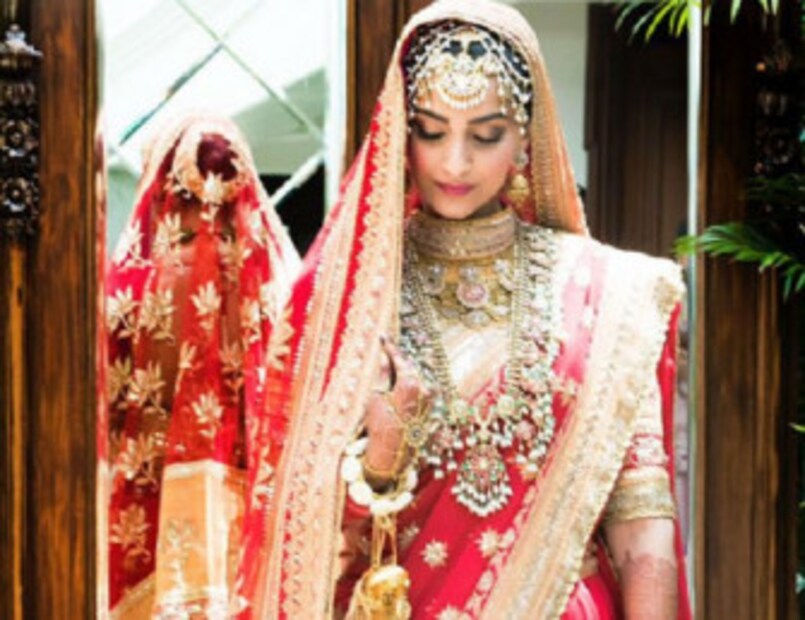 অনুষ্কা শর্মা থেকে মীরা রাজপুত, আসিন, সামান্থা রুথ প্রভু। বিয়ের দিন ট্রাডিশনাল লাল রং ছেড়ে ট্রেন্ডি প্যাস্টেল শেড বেছে নিয়েছেন সকলেই। ফ্যাশনিস্তা সোনম কাপুর কিন্তু সেই পথে হাঁটেননি। বিয়ের আসরে চিরন্তন লালেই ভরসা রেখেছেন তিনি। দেখে নিন সোনমের মতো কারা লাল রঙেই সেজেছিলেন বিয়ের দিন। Courtesy: Instagram