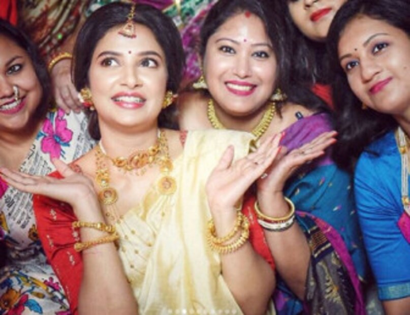 আইবুড়ো ভাতের অনুষ্ঠানে শুভশ্রী সেজেছিলেন একেবারে বাঙালি সাজে । সোনালি জরির তসরের সঙ্গে লাল ব্লাউজ, সোনার গয়না। খোঁপায় বাঁধা চুল । Image Courtesy: Instagram