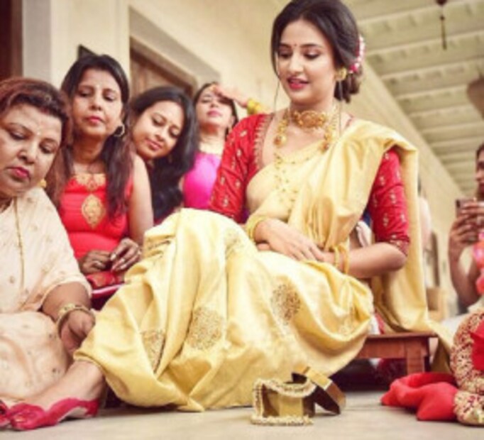 আইবুড়ো ভাতের পর বিকেলে ছিল আলতা পরার পালা । সেই আচারের ভিডিও সোশ্যাল মিডিয়ায় পোস্ট হতেই ভাইরাল হয়ে যায় । Image Courtesy: Instagram