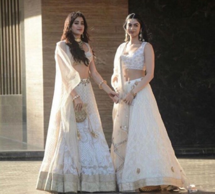 জাহ্নবী ও খুশি ও পরলেন সাদা রঙের গাউন ৷ Photo Courtesy:Instagram 