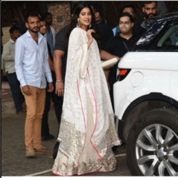 সবার আগে হাজির হলেন শ্রীদেবী-কন্যা জাহ্নবি কাপুর ৷ তাঁকে দেখা গেল মণীশ মালহোত্রার ডিজাইন করা পোশাকে ৷ ছবি: সোনমকিশাদি’র ইনস্টাগ্রাম হ্যান্ডেলের সৌজন্যে ৷