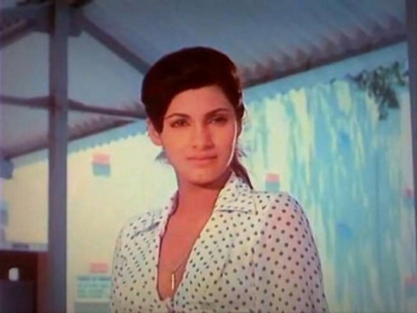 এরই মাঝে ডিম্পলের লাভ লাইফ নিয়ে সুরু হয়েছে একাধিক চর্চা ৷ ববি মুক্তি পাওয়ার আগেই ১৫ বছরের বড় বলিউডের প্রথম সুপারস্টার রাজেশ খান্নাকে বিয়ে ৷ রাজেশ খান্না সুন্দরী বউকে নিয়ে বেশ সামলে রাখতেন ৷ অগত্যা বিয়ের পরে সিনেমা জগৎ ছাড়তে হয়েছে ডিম্পলকে ৷ ডিম্পলের সিনেমা করুক চাইতেন না রাজেশ খান্না ৷ ছবি সংগৃহীত ৷