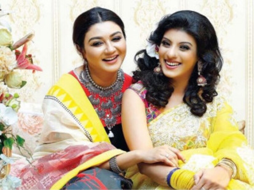  খুশির ইদ আগামিকাল ৷ আর ইদের দিন বাহারি সাজ তো মাস্ট ৷ এবারের ইদে কেমন ভাবে নিজেকে সাজিয়ে তুলবেন আপনি ? ইদ-সাজের পসরা নিয়ে হাজির বাংলাদেশের বিখ্যাত ফ্যাশন হাউজ ‘বিশ্বরঙ’-এর কর্ণধার বিপ্লব সাহা ৷ ছবি সৌজন্য: বিপ্লব সাহা ৷